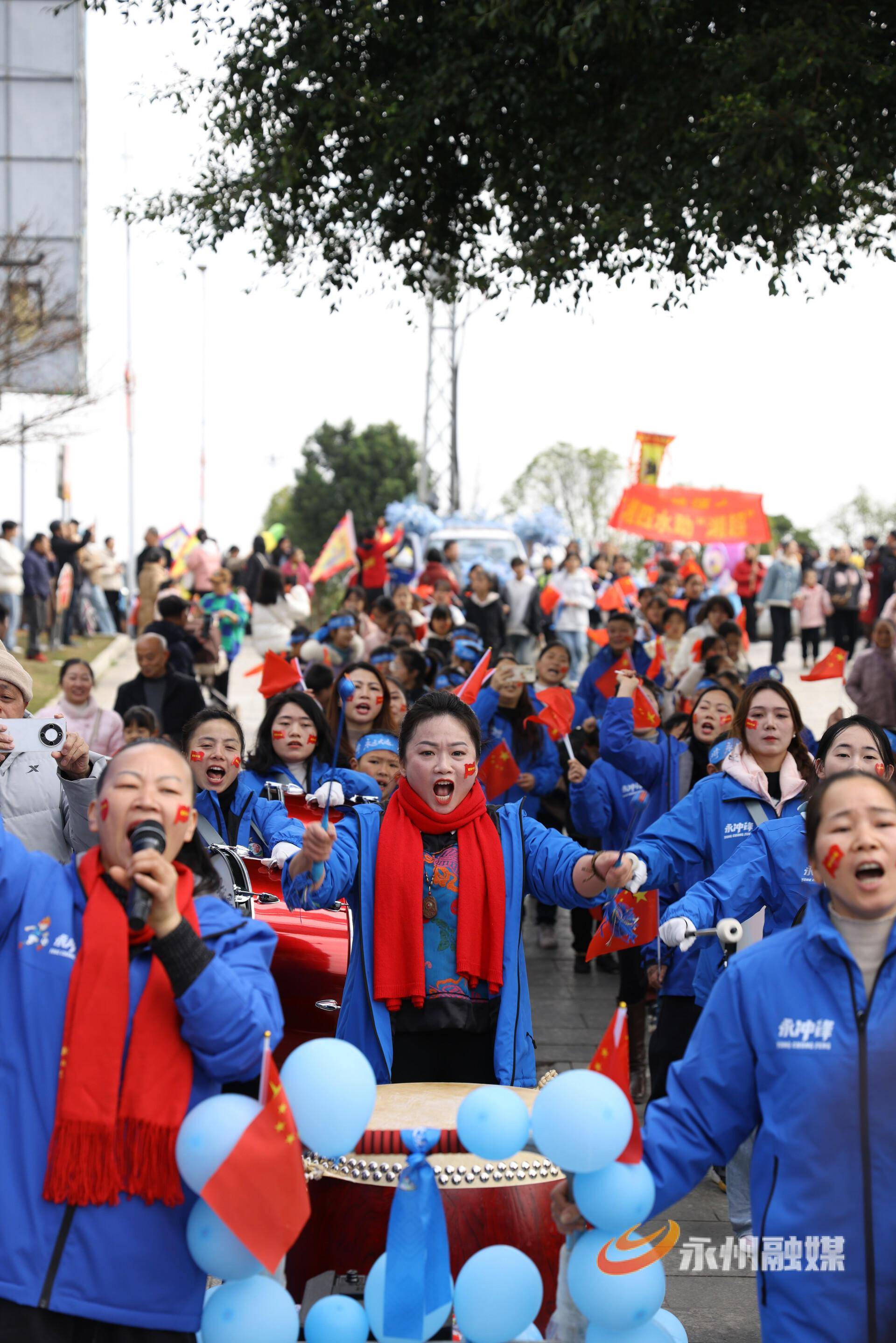 江永：“湘超冠军奖杯”巡展暨特色年货节启幕