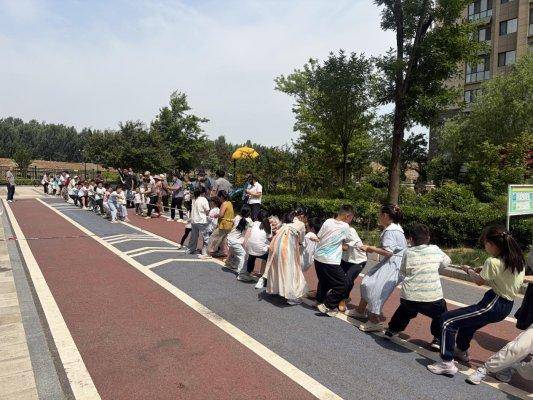 「嬴绳跃动」济南市莱芜区凤城街道都市花园社区：聚力拔河燃童趣 青春奋进聚同心